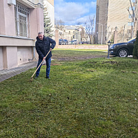 Фотофакт. Военнослужащие Департамента транспортного обеспечения принимают участие в республиканском субботнике