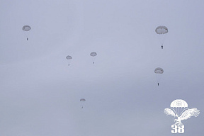 Военнослужащие 38 одшбр десантировались из вертолета Ми-8 МТВ-5