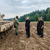 Курсанты отработали нормативы вождения боевых машин в составе колонны