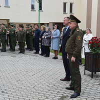 Военнослужащие 72 ОУЦ креативно поздравили педагогов подшефных учреждений образования