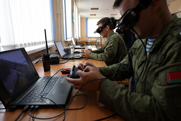 На полигоне Лосвидо проводятся тренировки расчётов беспилотных авиационных комплексов