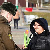 Военнослужащие 11 омбр поздравляют жительниц Слонима с наступающим женским праздником