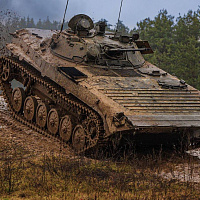 Курсанты Военной академии сдали экзамен по вождению боевых машин