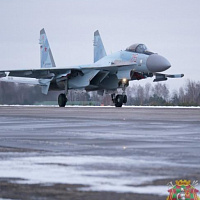Многоцелевые истребители СУ-35С ВКС России прибыли в Беларусь (видео)