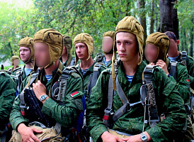 Подготовка военнослужащих 5-й отдельной бригады специального назначения к совершению прыжков с парашютом