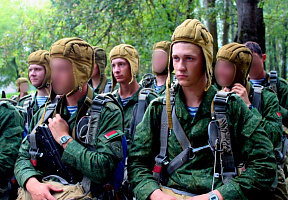 Подготовка военнослужащих 5-й отдельной бригады специального назначения к совершению прыжков с парашютом