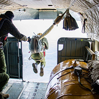 Военнослужащие 38 одшбр десантировались из вертолета Ми-8 МТВ-5