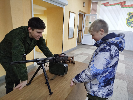 Воспитанники военно-патриотического клуба посетили 120 омбр