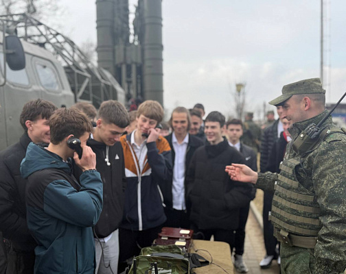 Военнослужащие продолжают проводить профориентационную работу