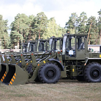 Торжественное вручение личному составу инженерных войск новой техники