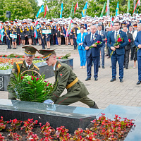 Возложили цветы на Аллее Героев в Гомеле