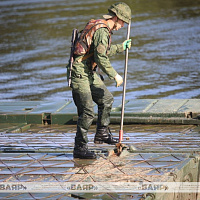 Военнослужащие 557-й инженерной бригады отработали эпизод по наведению паромной переправы через Неман