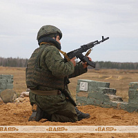 Военнообязанные, призванные из запаса, продолжают проходить курс общевойсковой подготовки