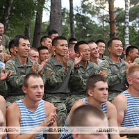 Военнослужащие Народно-освободительной армии Китая дали концерт в полевых условиях