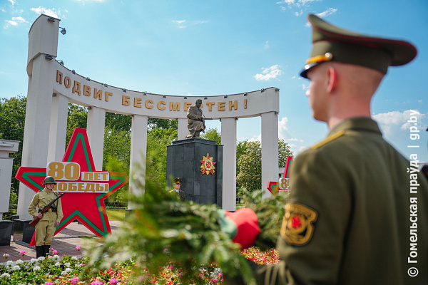Возложили цветы на Аллее Героев в Гомеле