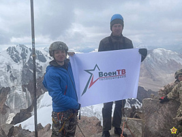 Сегодня флаг телекомпании «Воен ТВ» развевался на пике горы Нурсултан в Казахстане
