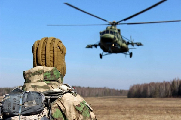Военнослужащие ССО совершили прыжки с парашютом