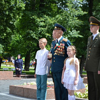 Головы в скорби склонив