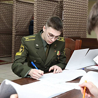 В числе избирателей - и люди в погонах 