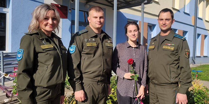 В минувшие выходные военнослужащие поздравили педагогов с профессиональным праздником