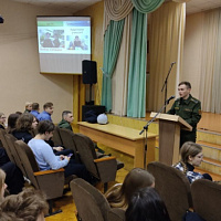 Военные лётчики провели урок мужества
