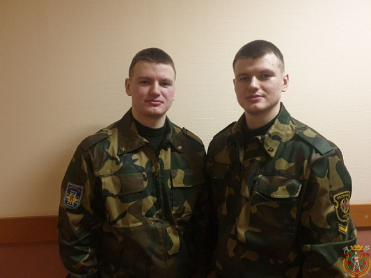 Два молодца, одинаковых с лица