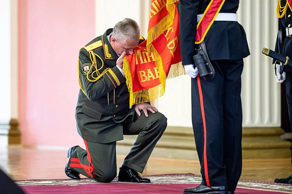 Генерал-майор Андрей Горбатенко простился с Боевым Знаменем МСВУ