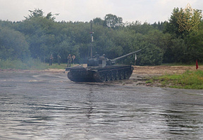 Курсанты Военной академии Беларуси преодолели водную преграду на танках Т-72Б