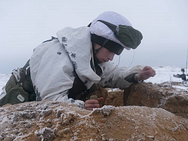 Гвардейцы готовят участок местности к обороне