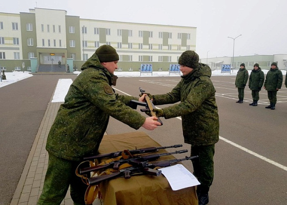 Военнослужащим нового пополнения вручили боевое оружие