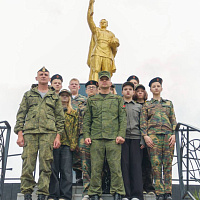 Воспитанники военно-патриотического клуба навели порядок на территории памятника