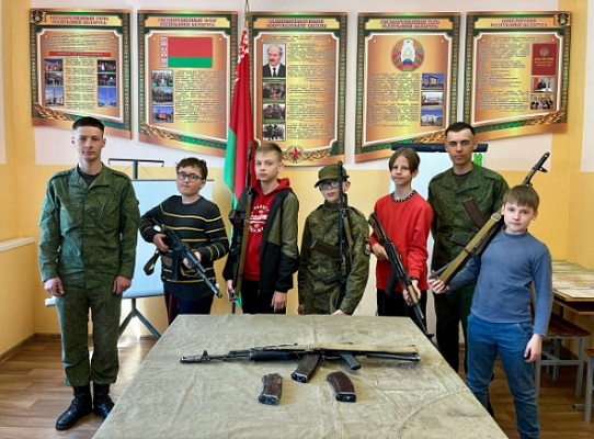 Гвардейцы помогают юным патриотам