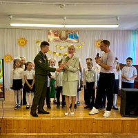 В минувшие выходные военнослужащие поздравили педагогов с профессиональным праздником