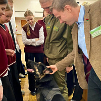 Выставка вооружения, средств поиска и экипировки для учащихся