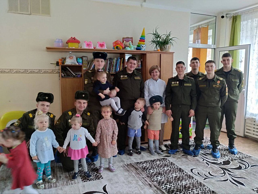 Военнослужащие 72 ОУЦ посетили Борисовский специализированный дом ребёнка
