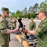 Военнослужащие, недавно принявшие Военную присягу, получают штатное оружие и военную технику