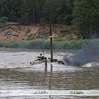Танкисты механизированных бригад держат экзамен по преодолению водной преграды