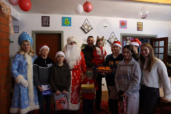 Военнослужащие поздравили воспитанников Кобринской детской деревни 