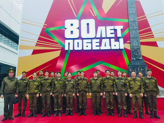 Военнослужащие 15 зрбр посетили выставку, посвященную 80-летию Победы