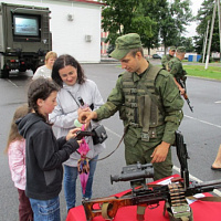 Выставка вооружения от слонимских гвардейцев