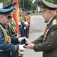 Военнослужащим Республики Кыргызстан, принимавшим участие в военном параде, вручили памятные подарки