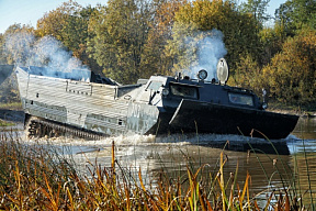 Водную гладь разбивая броней