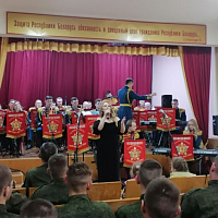 Песня служить помогает