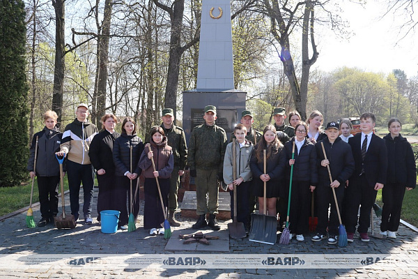 Военнослужащие 74-го отдельного полка связи наводят порядок на закреплённых за частью братских могилах