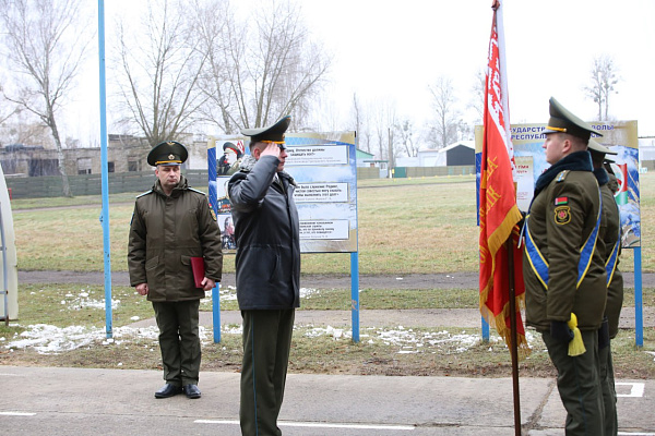 В 83 оиаэп состоялся ритуал прощания командира с Боевым Знаменем