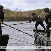 Военнослужащие понтонно-мостового батальона 188 ибр отработали наведение паромной переправы через реку Днепр