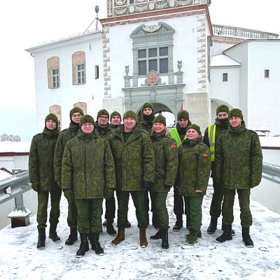 Военнослужащие 60-го отдельного полка связи посетили Старый замок в Гродно