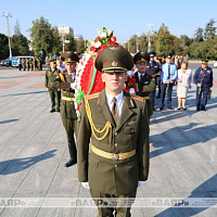 Торжественная церемония возложения цветов к монументу Победы