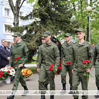 Возложили цветы к памятнику воинам-связистам, погибшим в годы Великой Отечественной войны