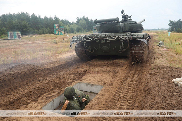Курсанты военного факультета в Гродненском государственном университете имени Янки Купалы прошли обкатку танком